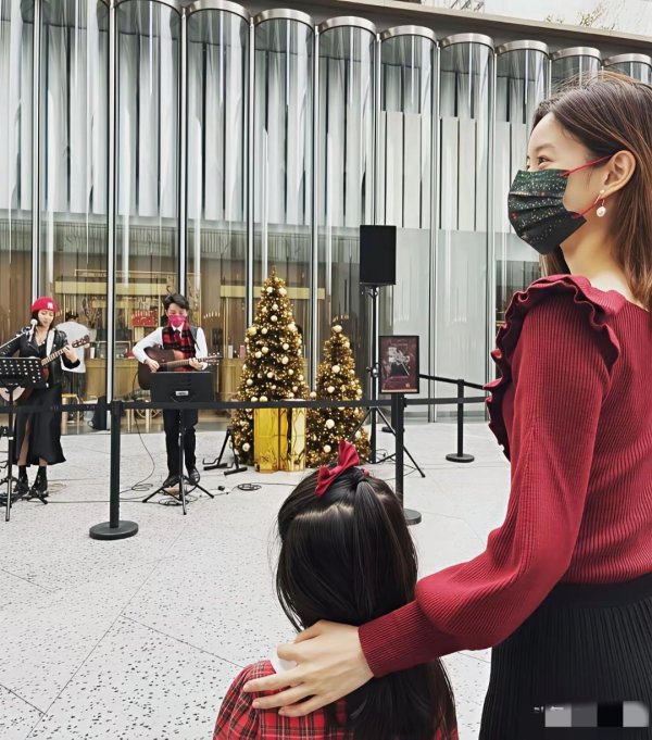 现金九游体育app平台小密斯用流利的英语和现场使命主说念主员疏导-九游会体育 ag九游会登录j9入口 j9九游会登录