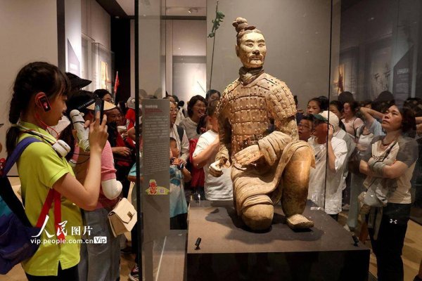 九游体育app官网旅客近距离不雅赏戎马俑阵列、品鉴主题展览-九游会体育 ag九游会登录j9入口 j9九游会登录入口首页