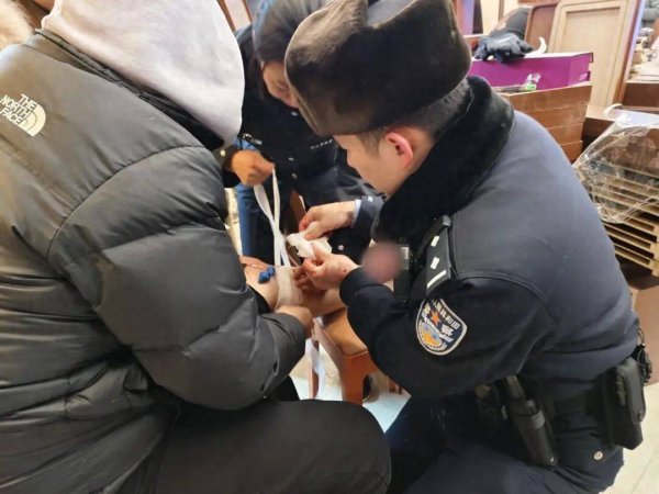 现金九游体育app平台民警用纱布按压、止血带勒紧的神志止血-九游会体育 ag九游会登录j9入口 j9九游会登录入口首页