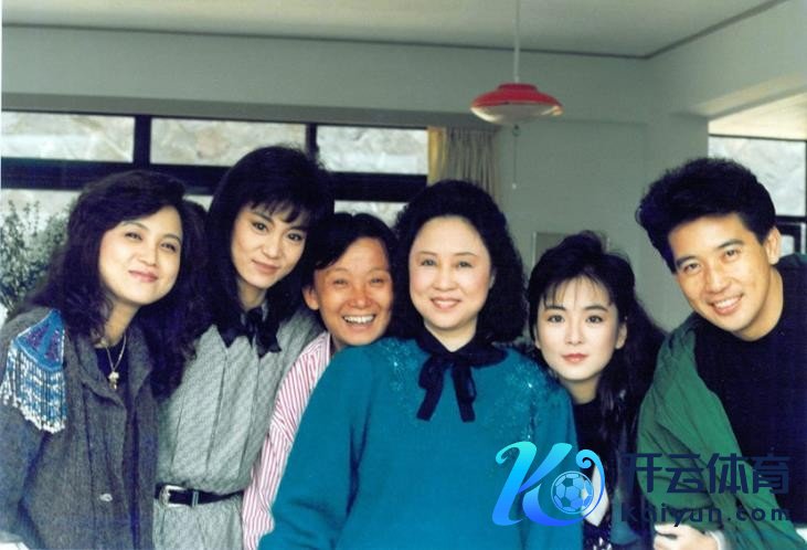 琼瑶和演员们在沿路